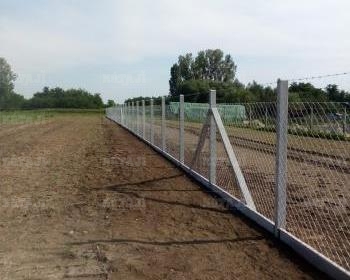 Beton lábazati elem<font color="red"> 250cm x 20cm  x 4cm</font>